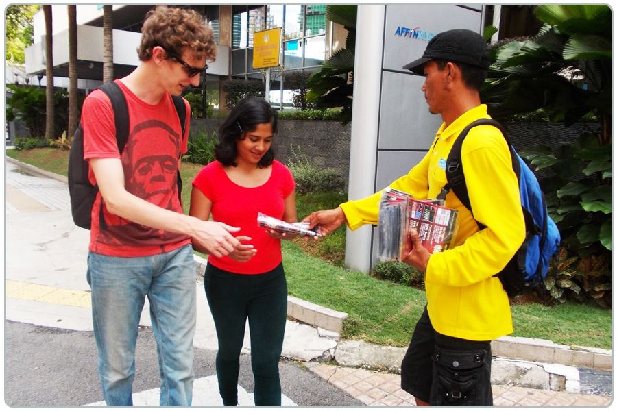 Distributie stradala flyere hand to hand